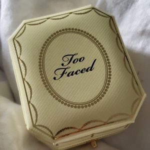 Too Faced Makeup - Too Faced Diamond Light Highlighter in Canary Too Faced Makeup - Too Faced Diamond Light Highlighter in Canary